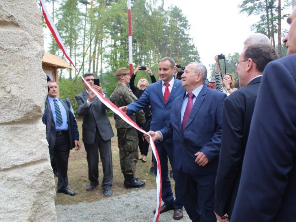 Pamiętają o bohaterach. Odsłonięcie pomnika w Józefowie - ZDJĘCIA