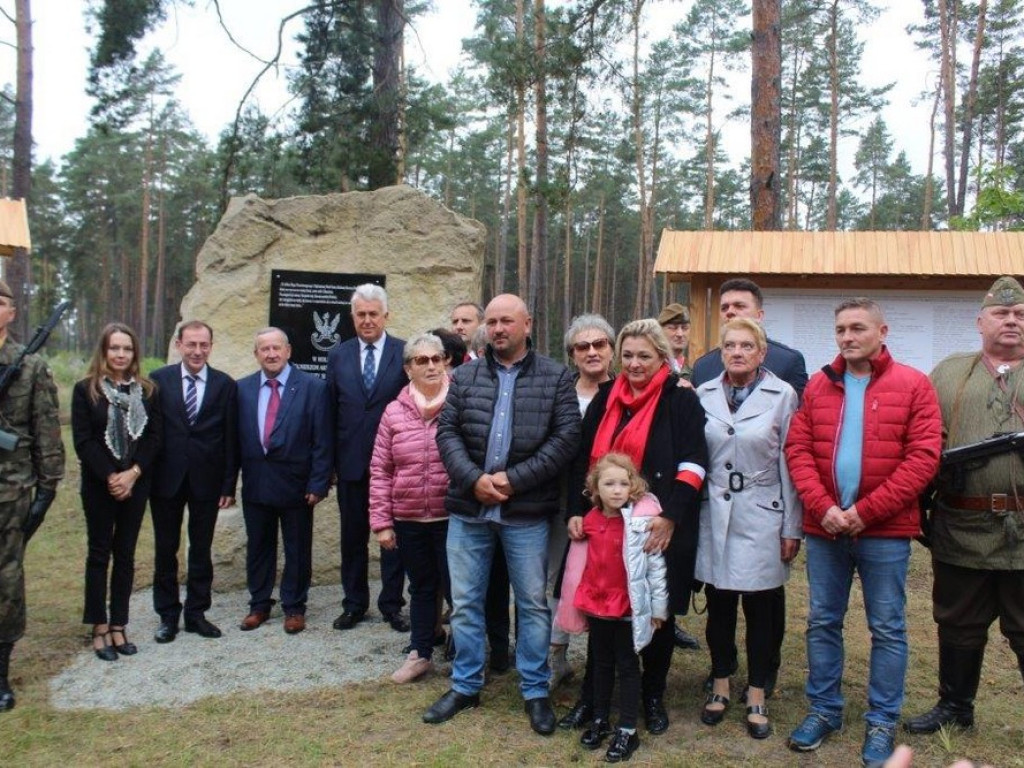 Pamiętają o bohaterach. Odsłonięcie pomnika w Józefowie - ZDJĘCIA