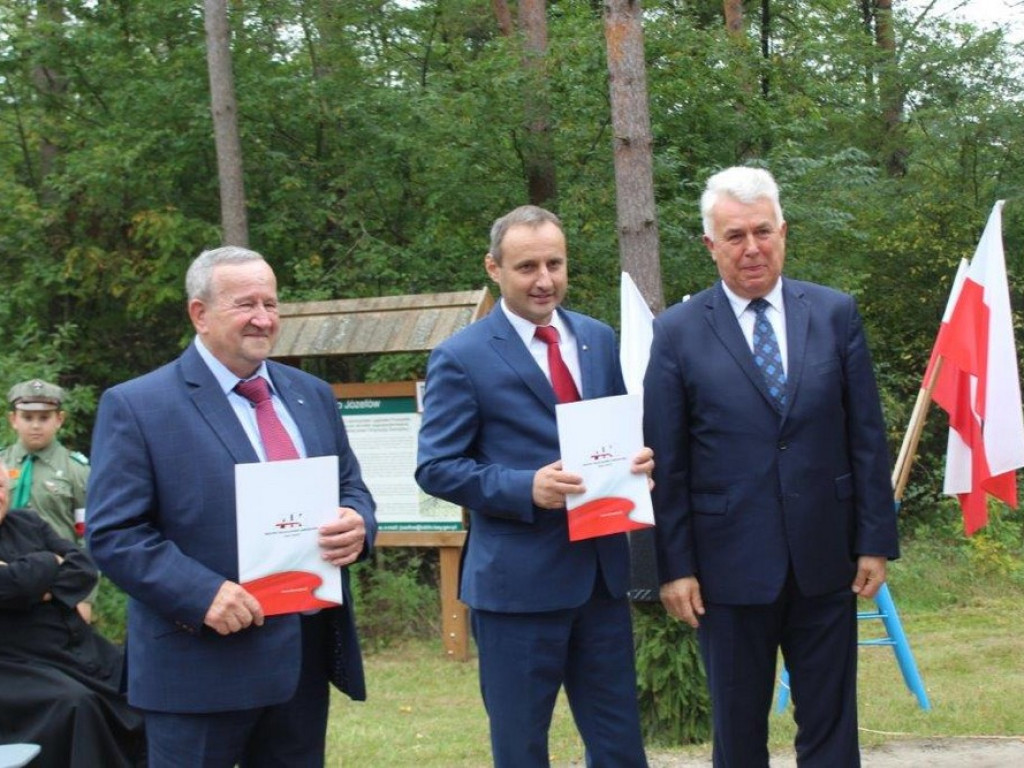 Pamiętają o bohaterach. Odsłonięcie pomnika w Józefowie - ZDJĘCIA