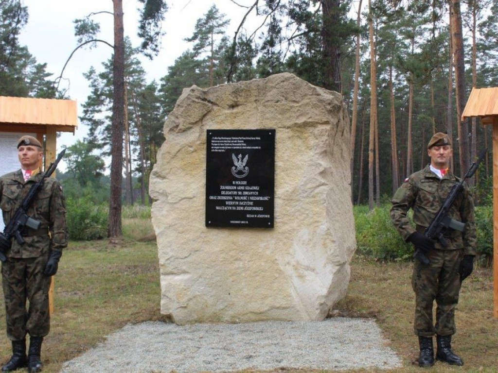 Pamiętają o bohaterach. Odsłonięcie pomnika w Józefowie - ZDJĘCIA