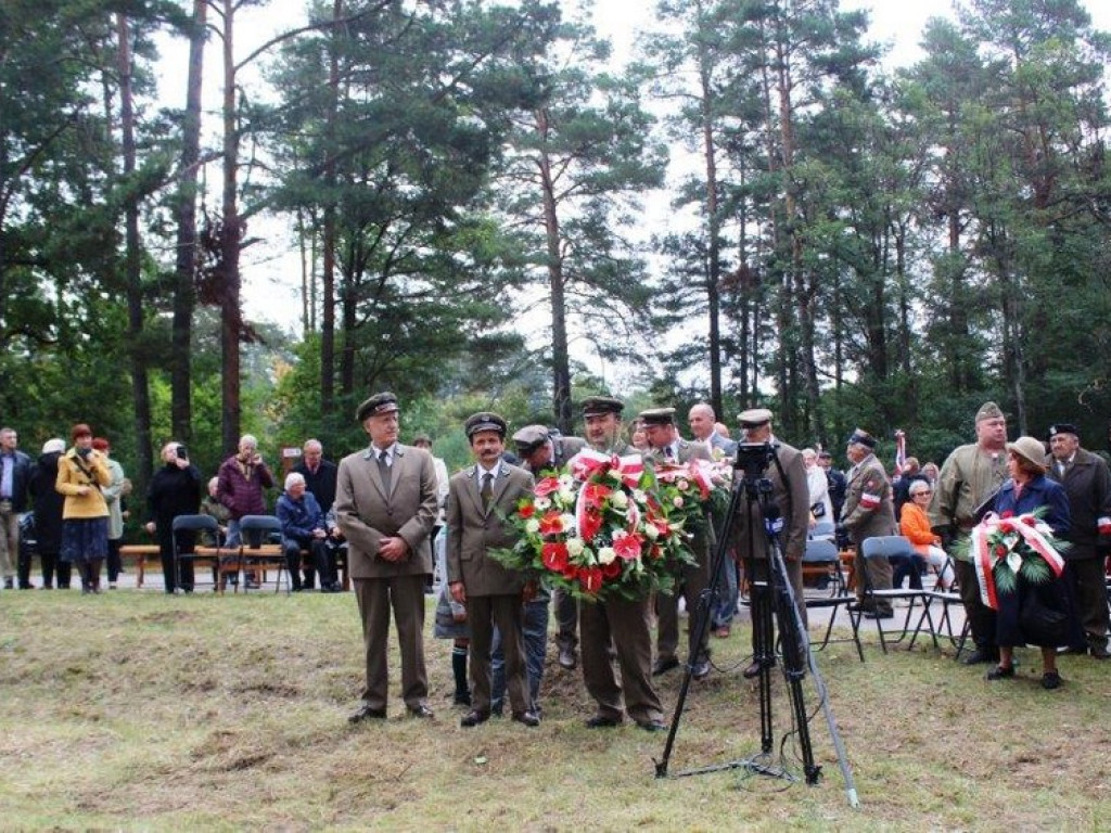 Pamiętają o bohaterach. Odsłonięcie pomnika w Józefowie - ZDJĘCIA
