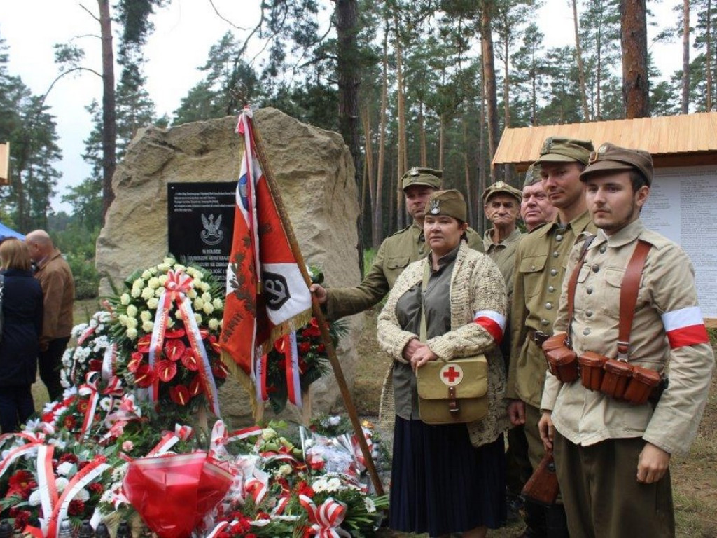 Pamiętają o bohaterach. Odsłonięcie pomnika w Józefowie - ZDJĘCIA