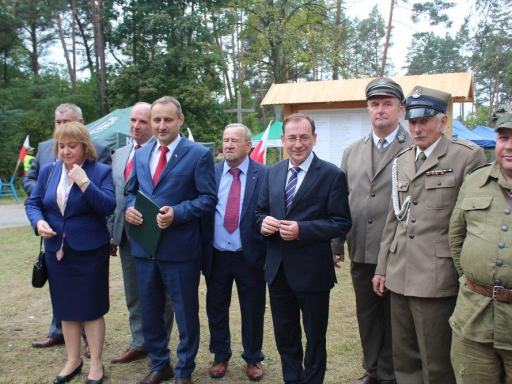Pamiętają o bohaterach. Odsłonięcie pomnika w Józefowie - ZDJĘCIA