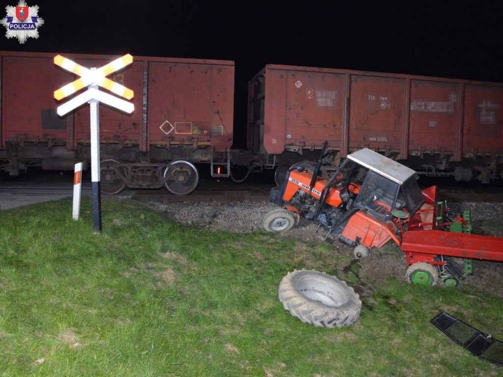 Wjechał ciągnikiem wprost pod lokomotywę - ZDJĘCIA