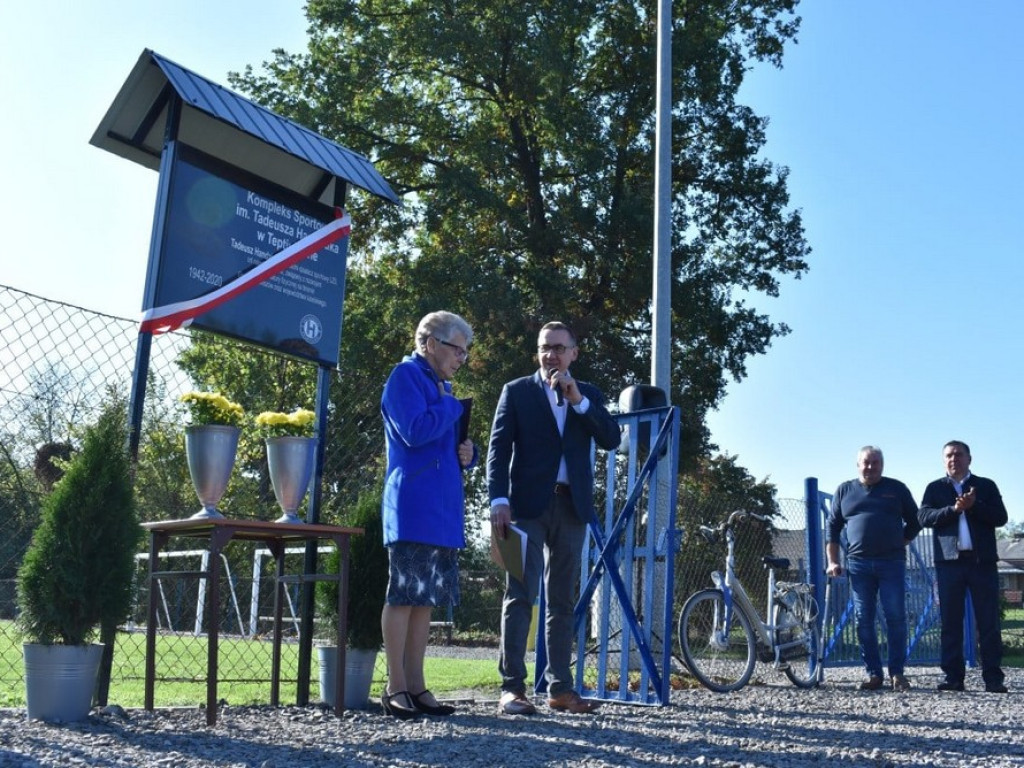 Pamiętają! W Teptiukowie kompleks sportowy został nazwany imieniem zasłużonego działacza sportowego Tadeusza Handziuka! - ZDJĘCIA