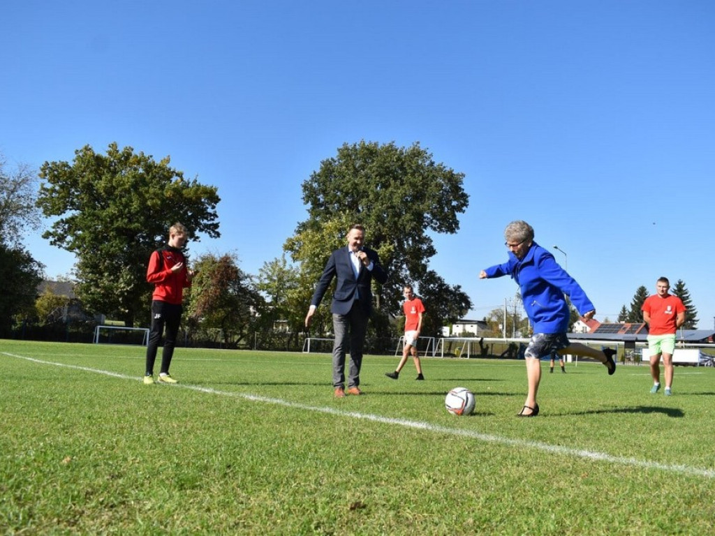 Pamiętają! W Teptiukowie kompleks sportowy został nazwany imieniem zasłużonego działacza sportowego Tadeusza Handziuka! - ZDJĘCIA