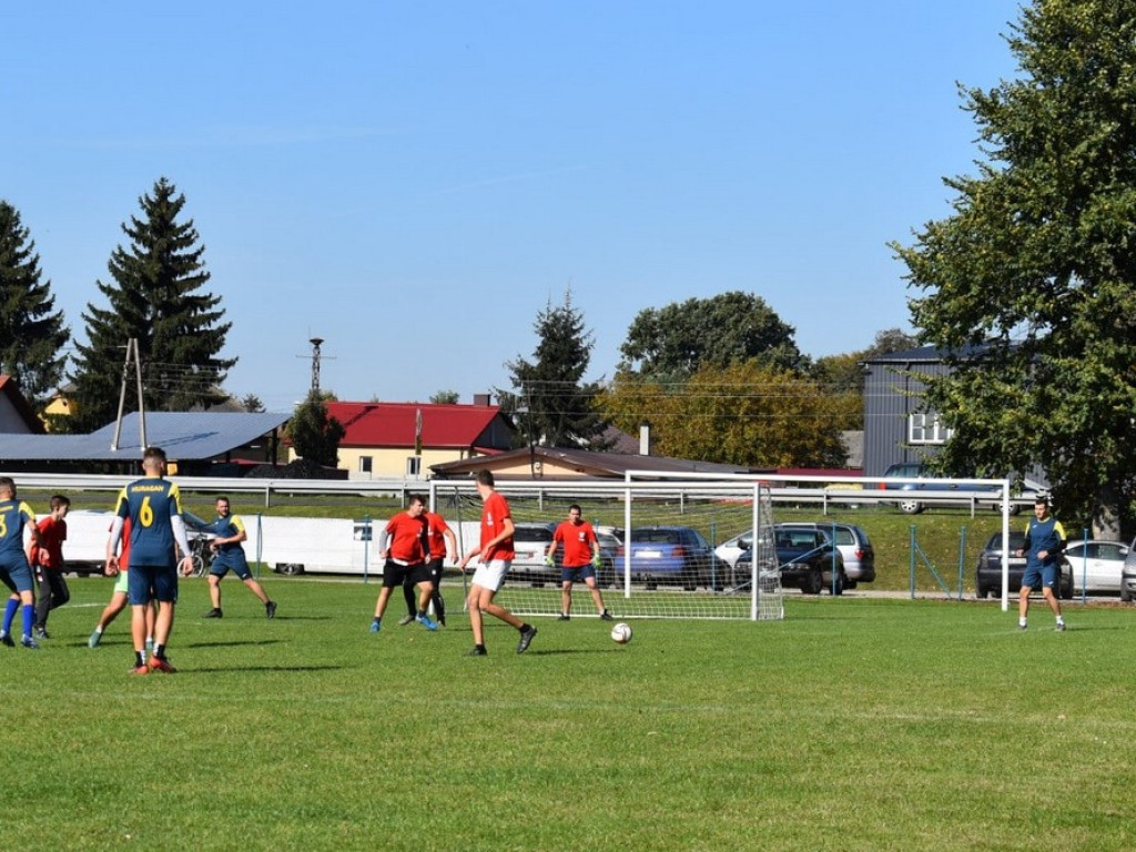 Pamiętają! W Teptiukowie kompleks sportowy został nazwany imieniem zasłużonego działacza sportowego Tadeusza Handziuka! - ZDJĘCIA