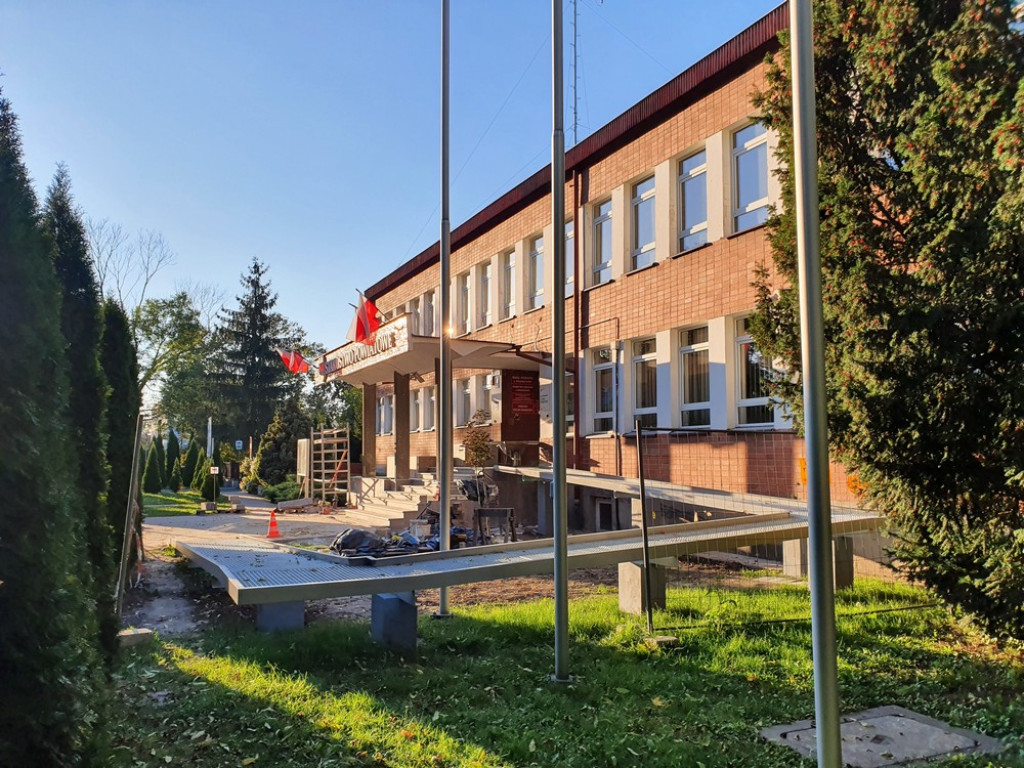 Hrubieszów: Trwa remont wejścia do Starostwa Powiatowego (ZDJĘCIA)