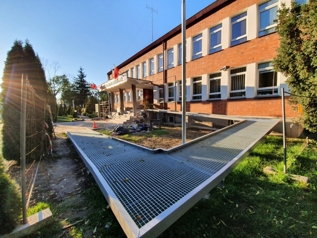 Hrubieszów: Trwa remont wejścia do Starostwa Powiatowego (ZDJĘCIA)