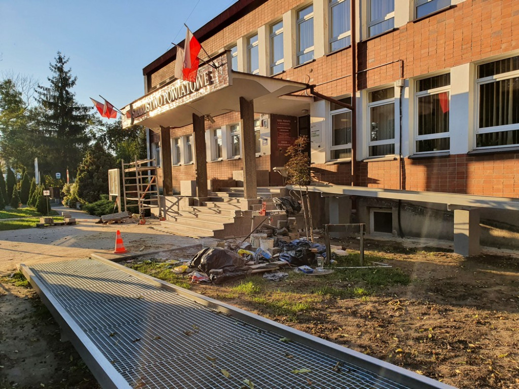 Hrubieszów: Trwa remont wejścia do Starostwa Powiatowego (ZDJĘCIA)