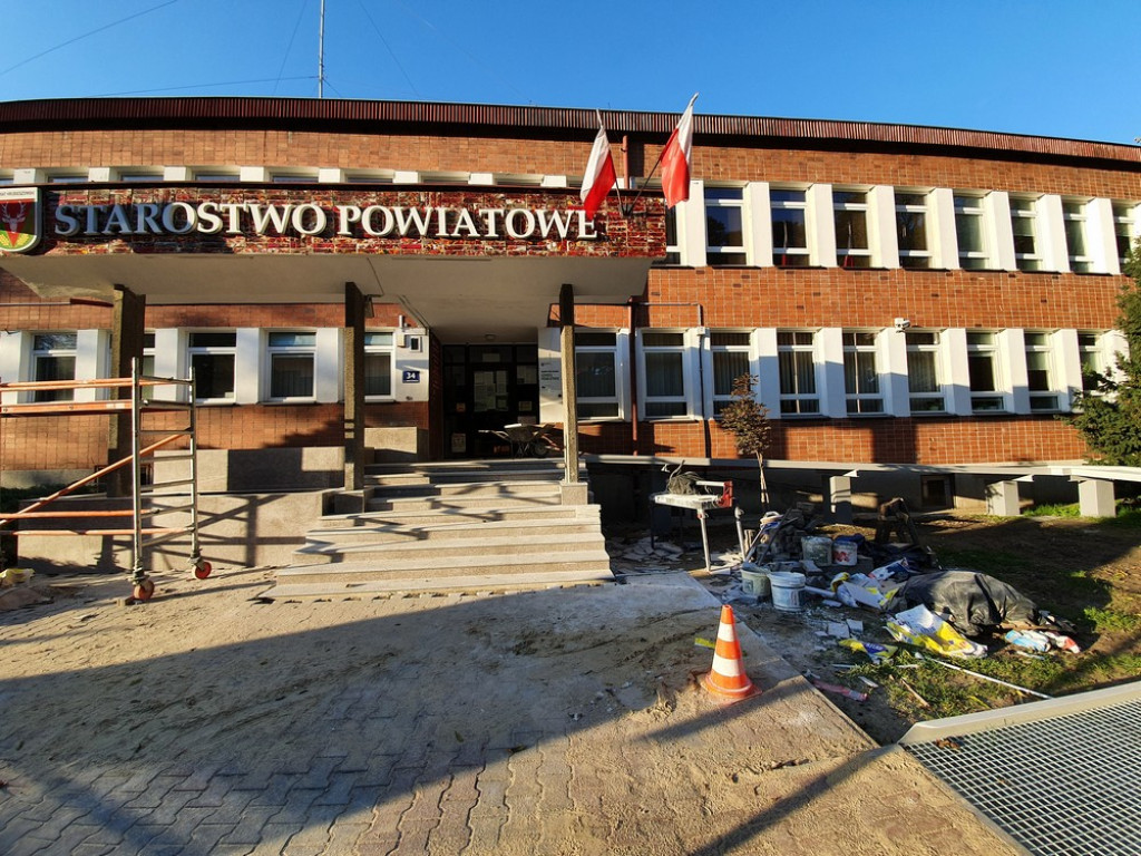Hrubieszów: Trwa remont wejścia do Starostwa Powiatowego (ZDJĘCIA)