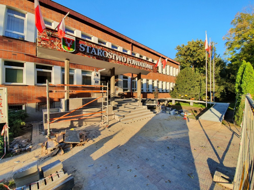 Hrubieszów: Trwa remont wejścia do Starostwa Powiatowego (ZDJĘCIA)