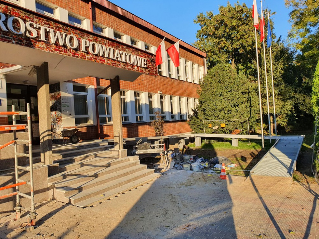Hrubieszów: Trwa remont wejścia do Starostwa Powiatowego (ZDJĘCIA)