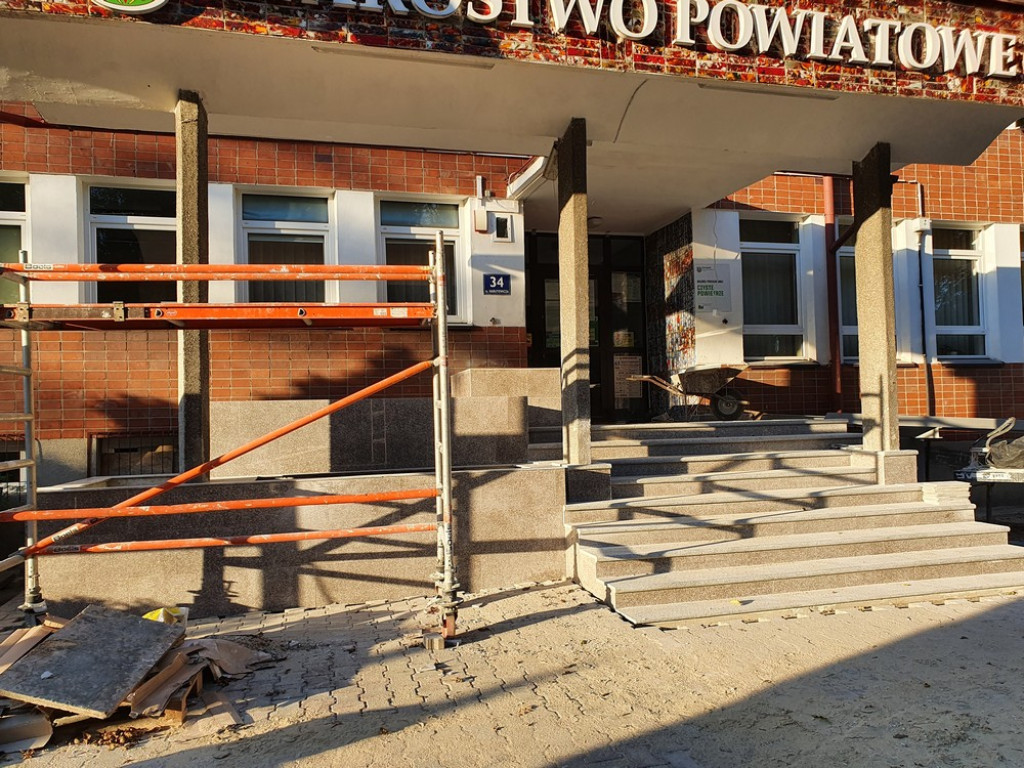 Hrubieszów: Trwa remont wejścia do Starostwa Powiatowego (ZDJĘCIA)