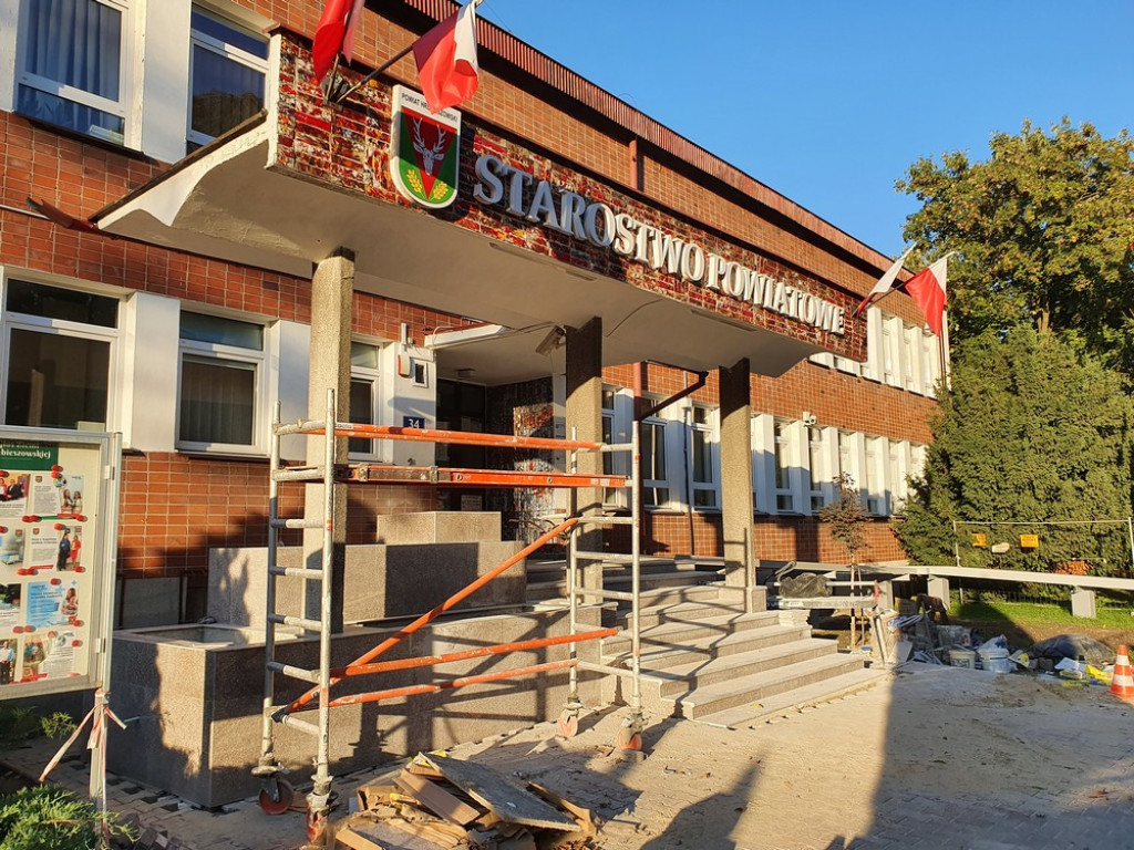 Hrubieszów: Trwa remont wejścia do Starostwa Powiatowego (ZDJĘCIA)