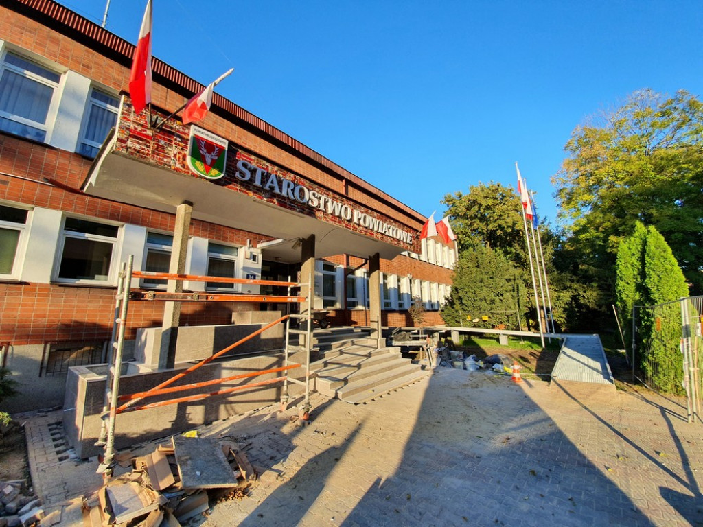 Hrubieszów: Trwa remont wejścia do Starostwa Powiatowego (ZDJĘCIA)