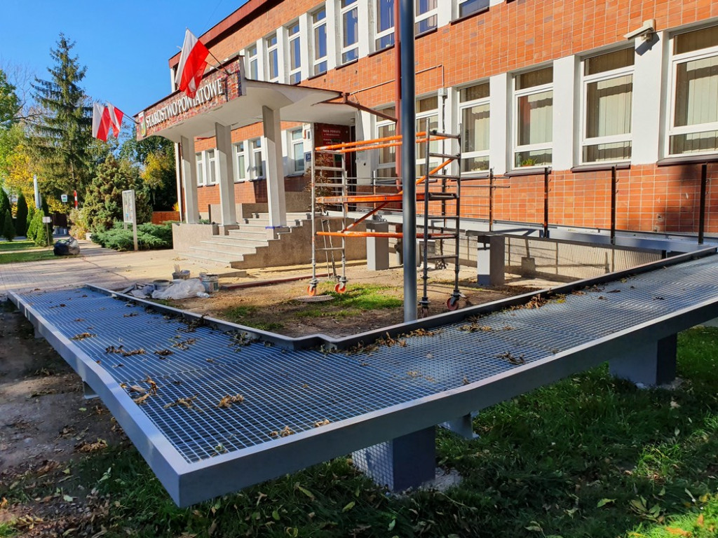 Hrubieszów: Trwa remont wejścia do Starostwa Powiatowego (ZDJĘCIA)