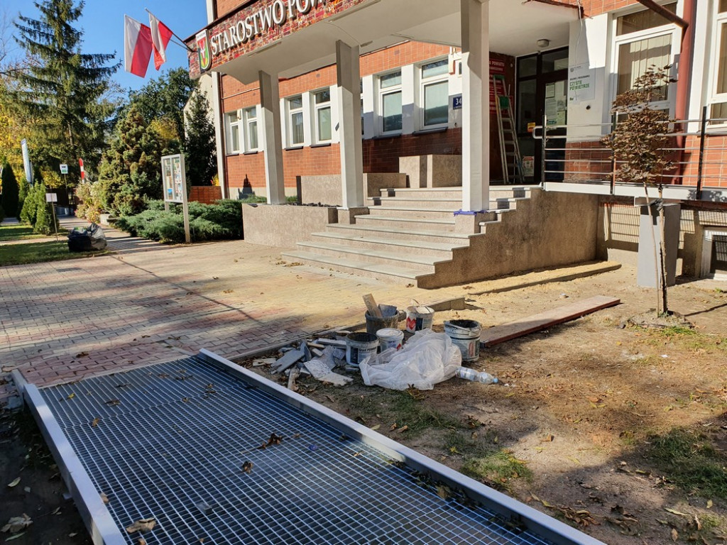 Hrubieszów: Trwa remont wejścia do Starostwa Powiatowego (ZDJĘCIA)
