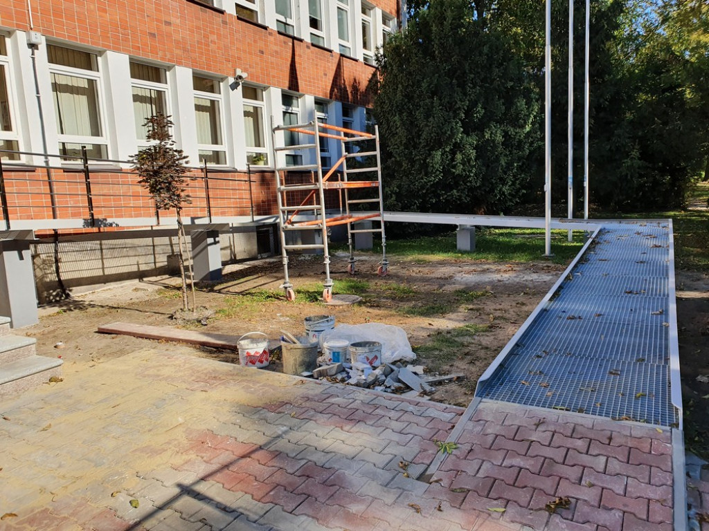 Hrubieszów: Trwa remont wejścia do Starostwa Powiatowego (ZDJĘCIA)