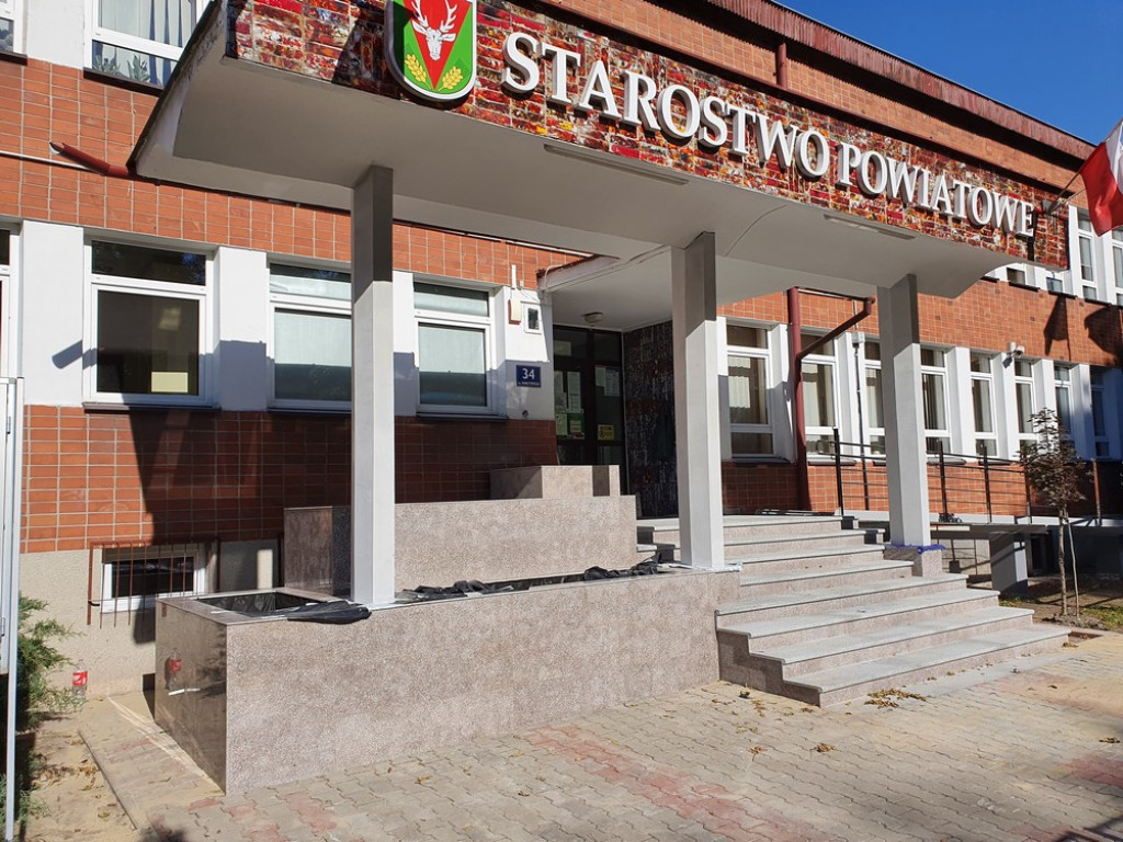 Hrubieszów: Trwa remont wejścia do Starostwa Powiatowego (ZDJĘCIA)