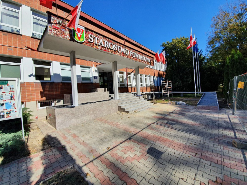 Hrubieszów: Trwa remont wejścia do Starostwa Powiatowego (ZDJĘCIA)
