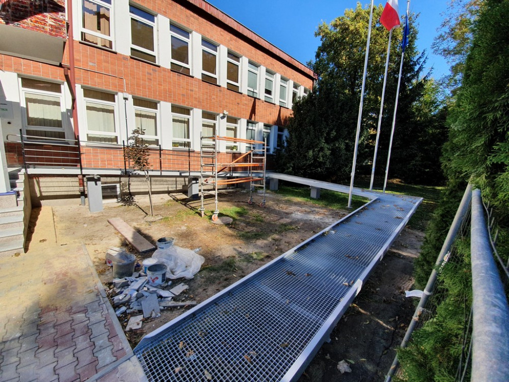Hrubieszów: Trwa remont wejścia do Starostwa Powiatowego (ZDJĘCIA)