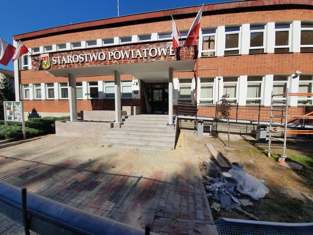 Hrubieszów: Trwa remont wejścia do Starostwa Powiatowego (ZDJĘCIA)