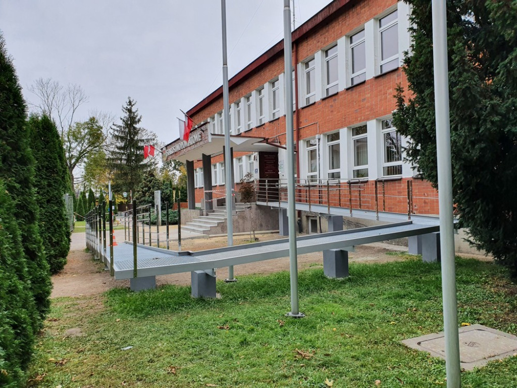 Hrubieszów: Trwa remont wejścia do Starostwa Powiatowego (ZDJĘCIA)