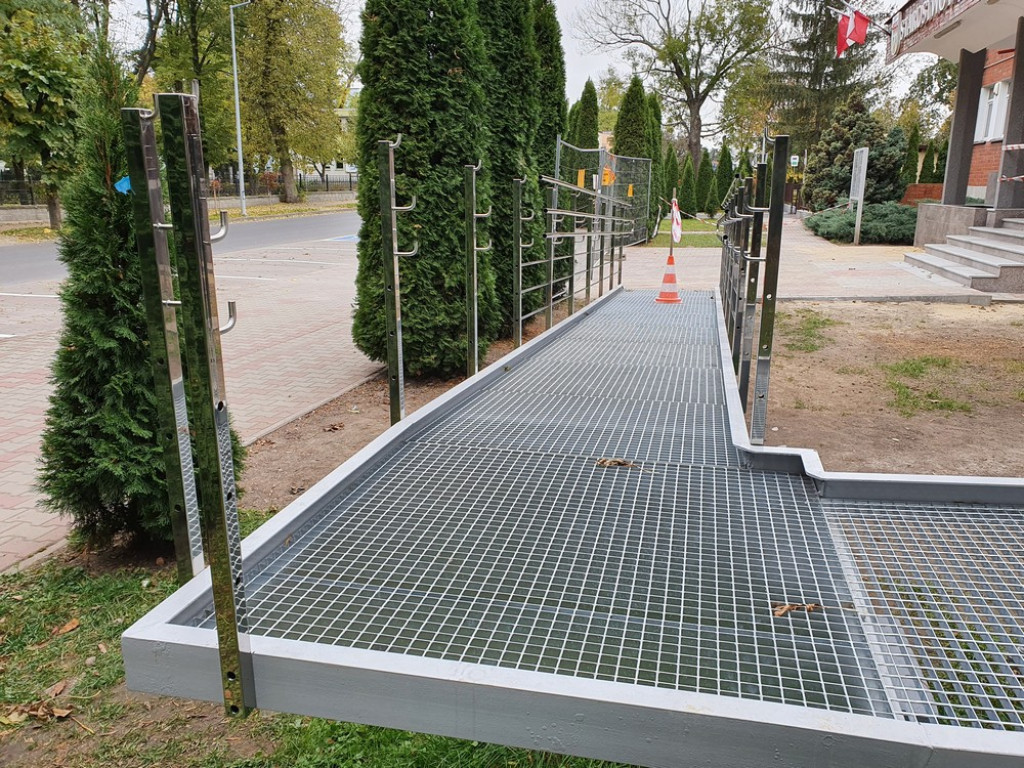 Hrubieszów: Trwa remont wejścia do Starostwa Powiatowego (ZDJĘCIA)