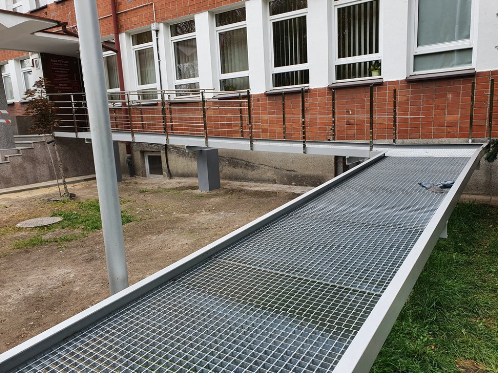 Hrubieszów: Trwa remont wejścia do Starostwa Powiatowego (ZDJĘCIA)