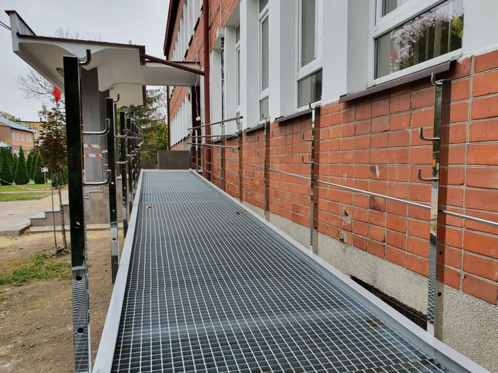 Hrubieszów: Trwa remont wejścia do Starostwa Powiatowego (ZDJĘCIA)