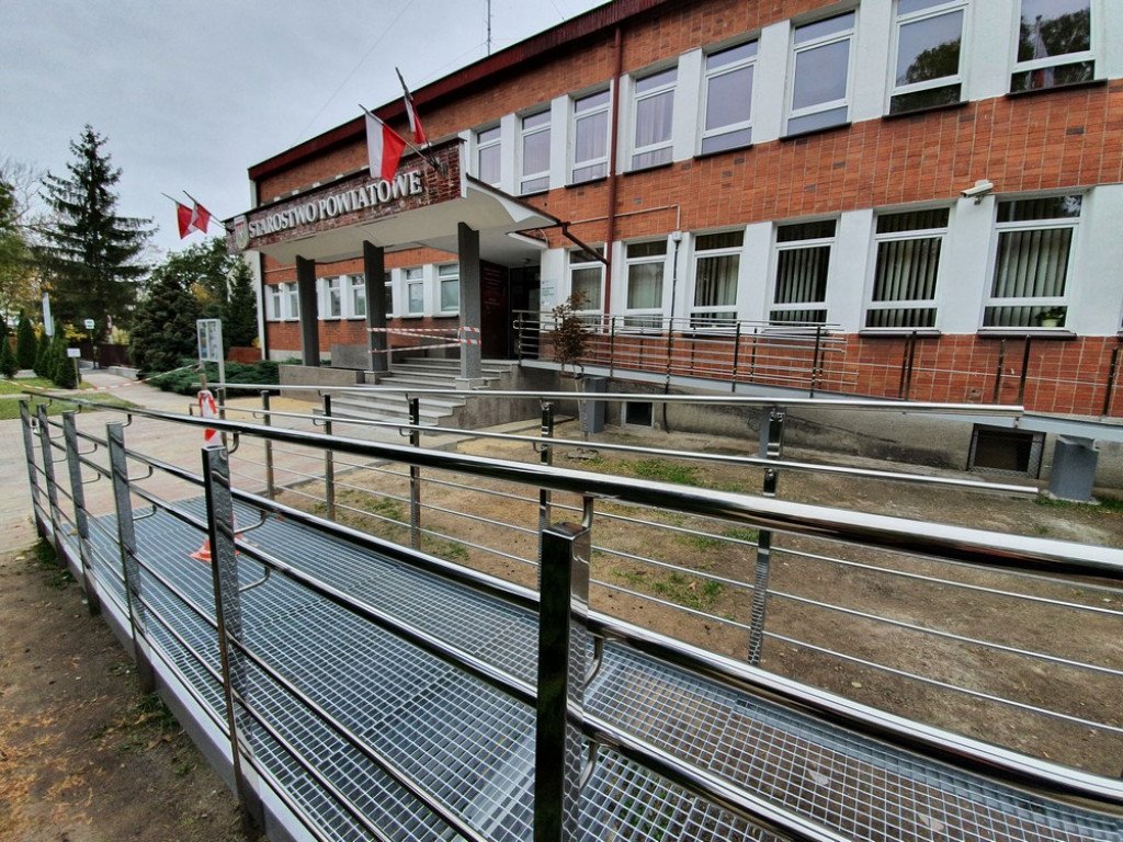Hrubieszów: Trwa remont wejścia do Starostwa Powiatowego (ZDJĘCIA)
