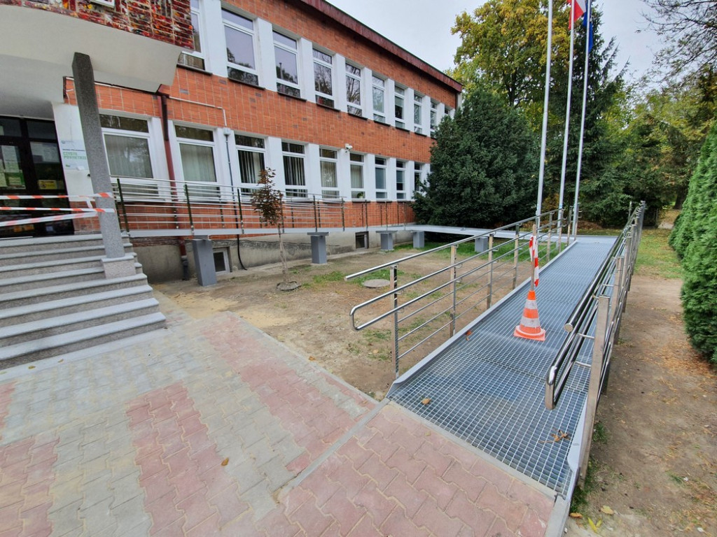 Hrubieszów: Trwa remont wejścia do Starostwa Powiatowego (ZDJĘCIA)