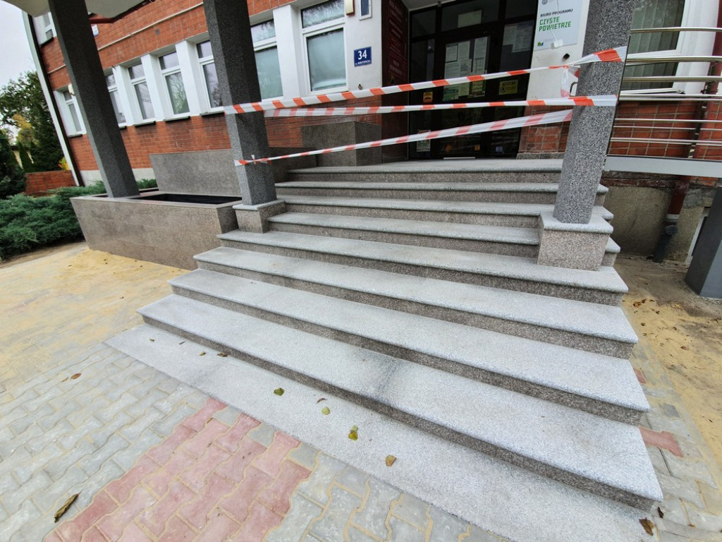 Hrubieszów: Trwa remont wejścia do Starostwa Powiatowego (ZDJĘCIA)