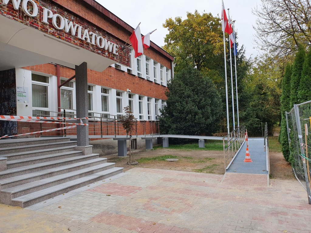 Hrubieszów: Trwa remont wejścia do Starostwa Powiatowego (ZDJĘCIA)