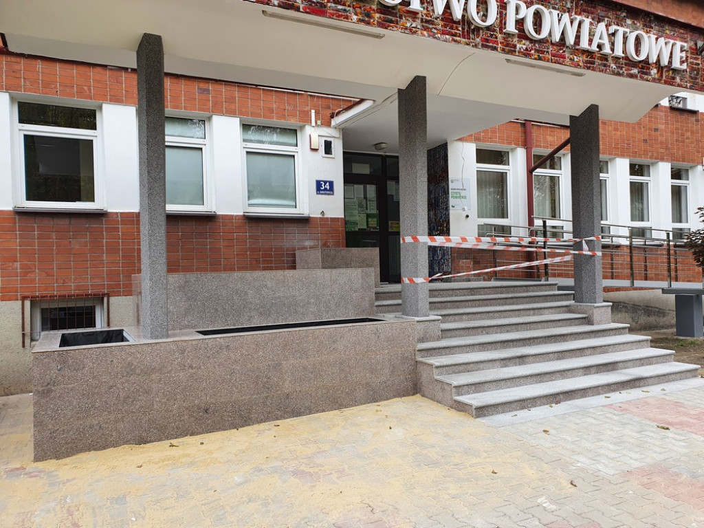 Hrubieszów: Trwa remont wejścia do Starostwa Powiatowego (ZDJĘCIA)