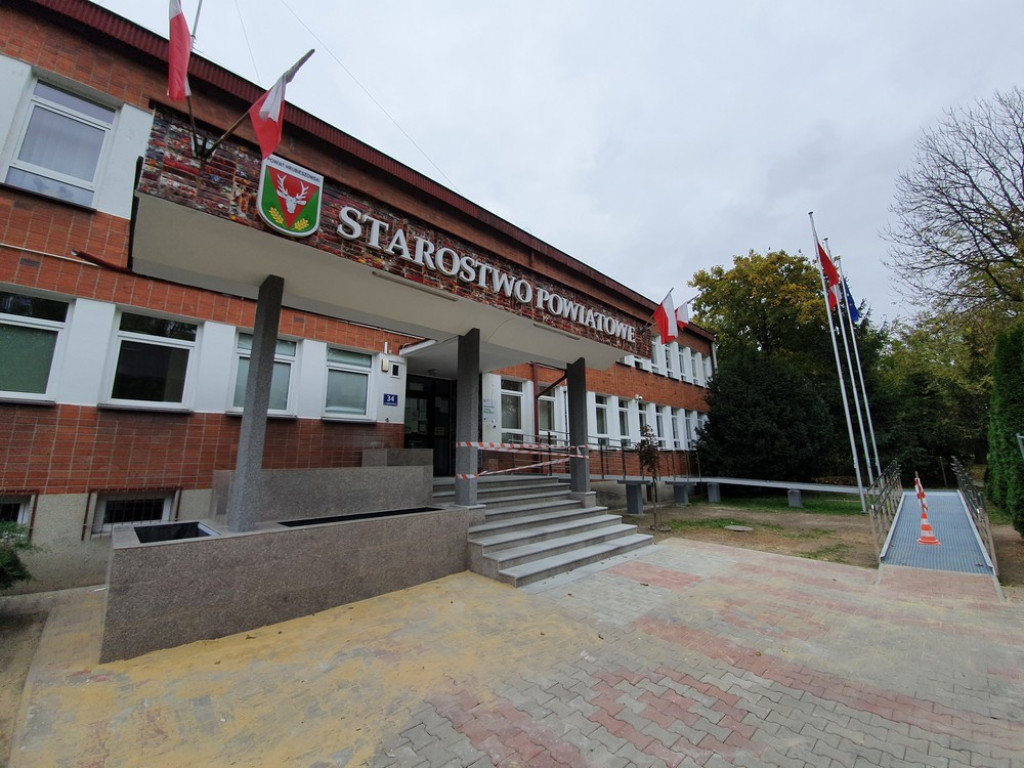 Hrubieszów: Trwa remont wejścia do Starostwa Powiatowego (ZDJĘCIA)