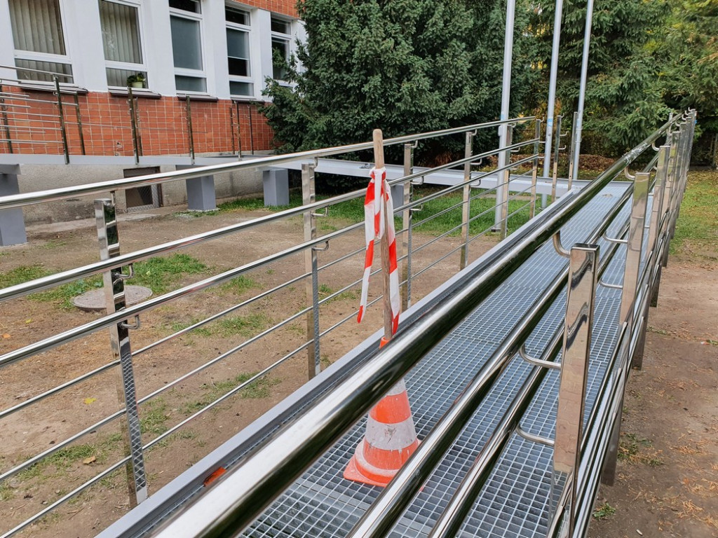 Hrubieszów: Trwa remont wejścia do Starostwa Powiatowego (ZDJĘCIA)