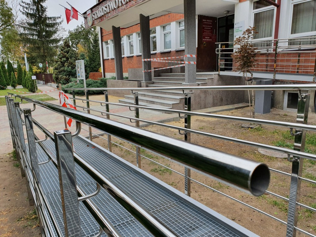 Hrubieszów: Trwa remont wejścia do Starostwa Powiatowego (ZDJĘCIA)