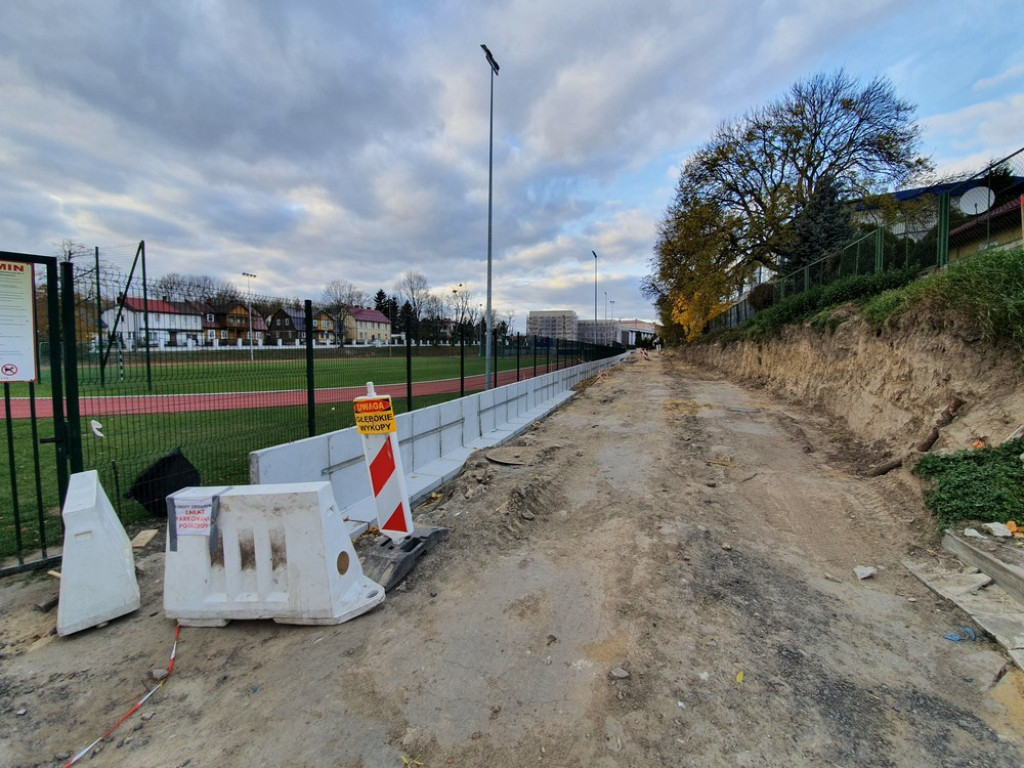 Hrubieszów: Budowa parkingów przy basenie (ZDJĘCIA)