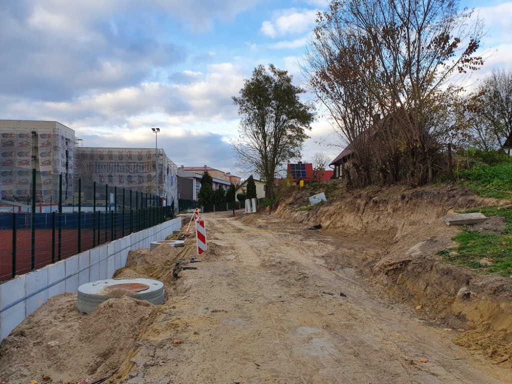 Hrubieszów: Budowa parkingów przy basenie (ZDJĘCIA)