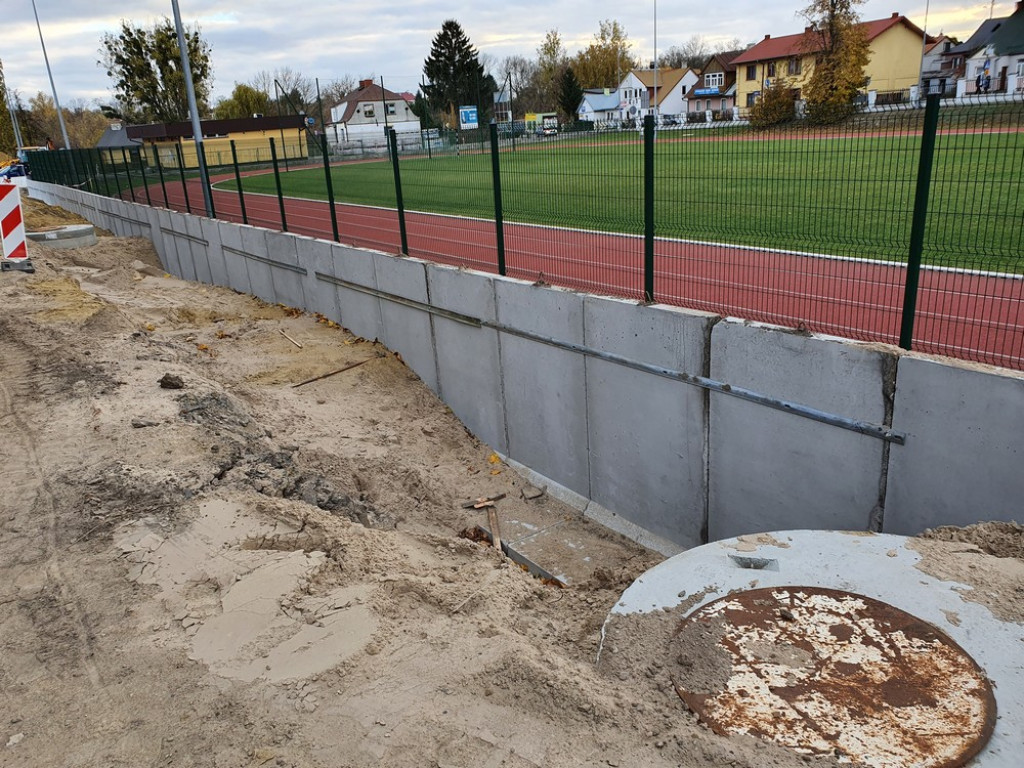 Hrubieszów: Budowa parkingów przy basenie (ZDJĘCIA)