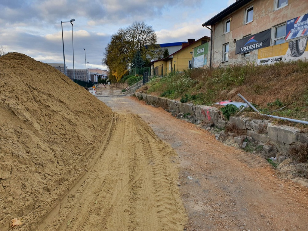 Hrubieszów: Budowa parkingów przy basenie (ZDJĘCIA)