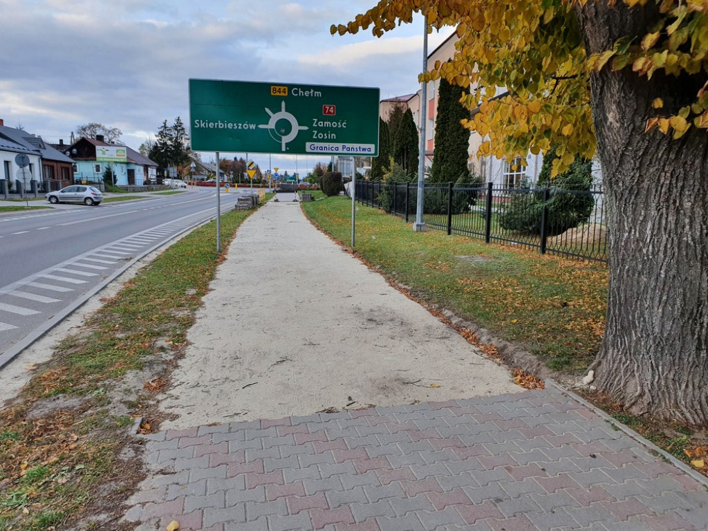 Hrubieszów: Budowa parkingów przy basenie (ZDJĘCIA)