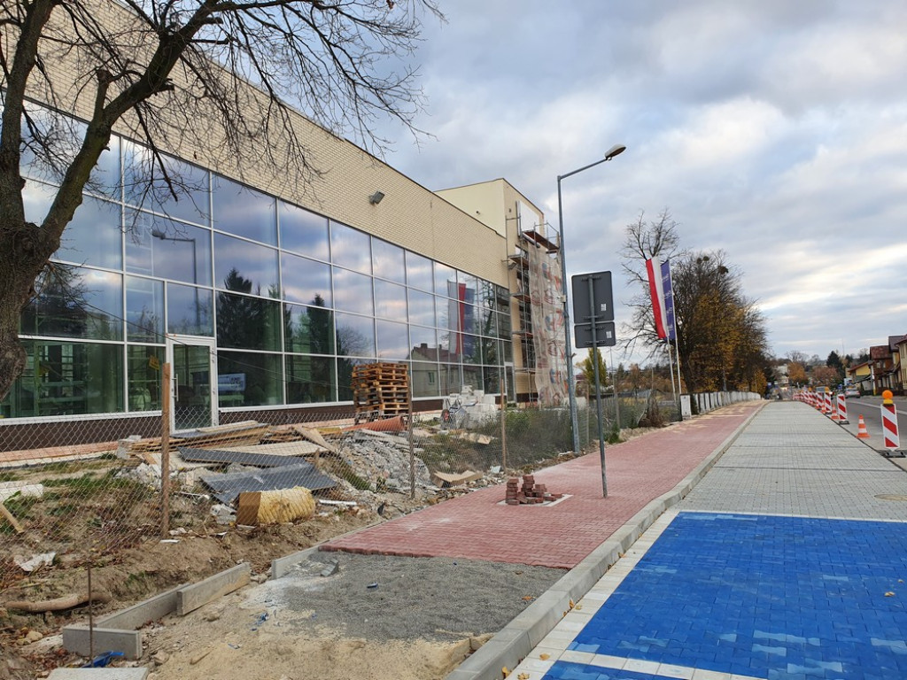 Hrubieszów: Budowa parkingów przy basenie (ZDJĘCIA)