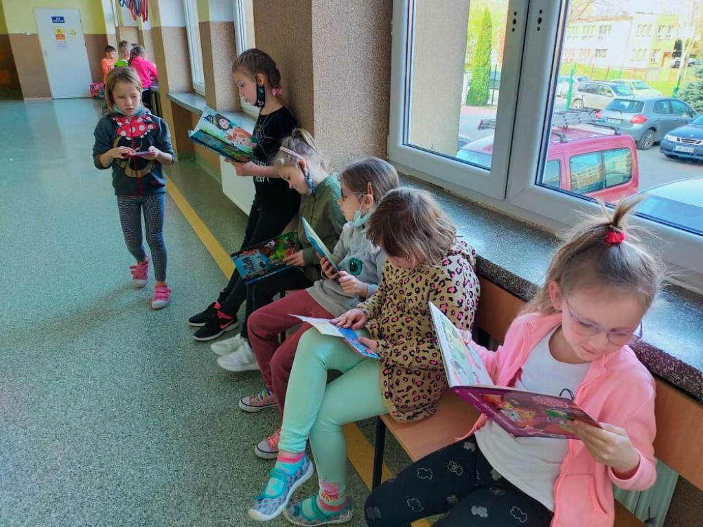 Przerwa na czytanie w Jedynce (ZDJĘCIA)