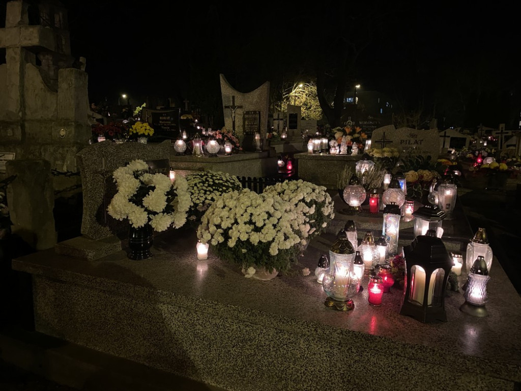 Hrubieszowski cmentarz nocą (ZDJĘCIA)