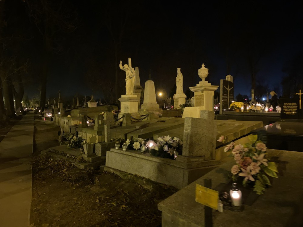 Hrubieszowski cmentarz nocą (ZDJĘCIA)