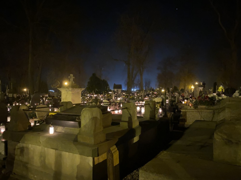 Hrubieszowski cmentarz nocą (ZDJĘCIA)