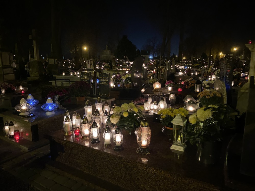Hrubieszowski cmentarz nocą (ZDJĘCIA)